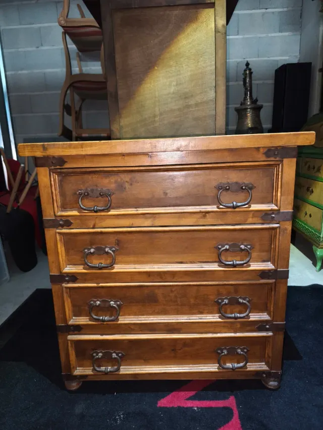 Precioso mueble castellano madera y metal