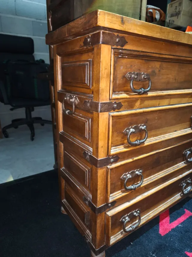 Precioso mueble castellano madera y metal