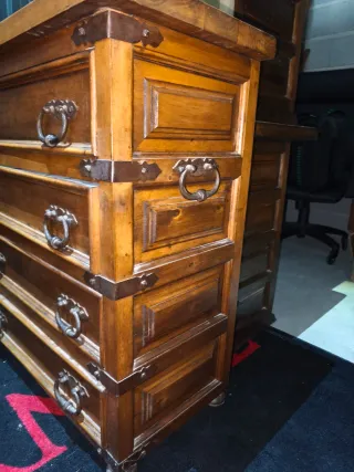 Precioso mueble castellano madera y metal