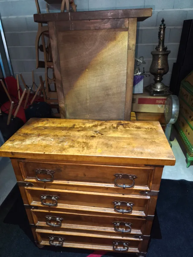 Precioso mueble castellano madera y metal