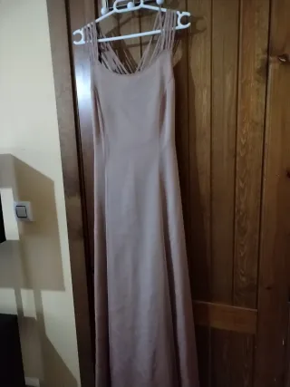 Vestido de fiesta tornasol con fular a juego.