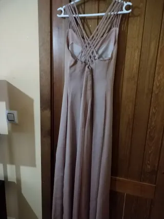 Vestido de fiesta tornasol con fular a juego.