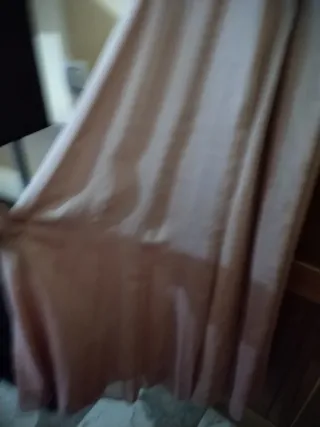 Vestido de fiesta tornasol con fular a juego.