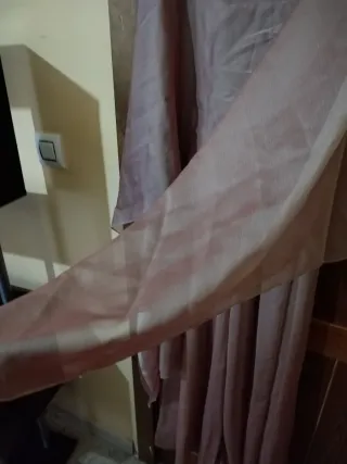 Vestido de fiesta tornasol con fular a juego.