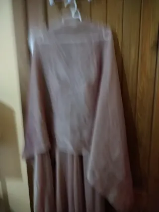 Vestido de fiesta tornasol con fular a juego.