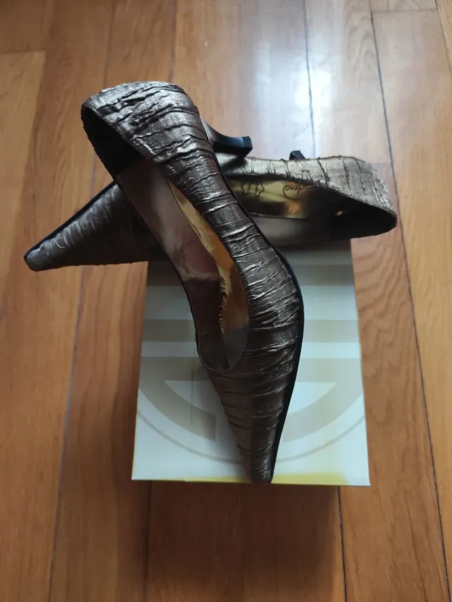 Scarpe col tacco Chie Mihara marroni e dorate