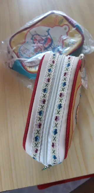 Bolsita de aseo con diseño de pájaro