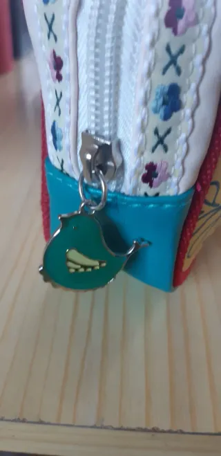 Bolsita de aseo con diseño de pájaro