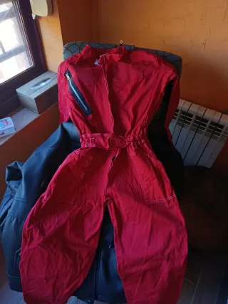 Mono rojo con cremallera y cinturón