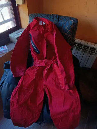 Mono rojo con cremallera y cinturón