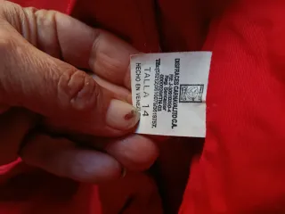 Mono rojo con cremallera y cinturón