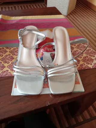 Sandalias plateadas tacón