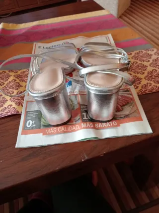 Sandalias plateadas tacón