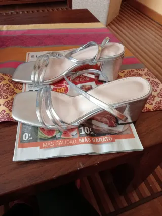Sandalias plateadas tacón