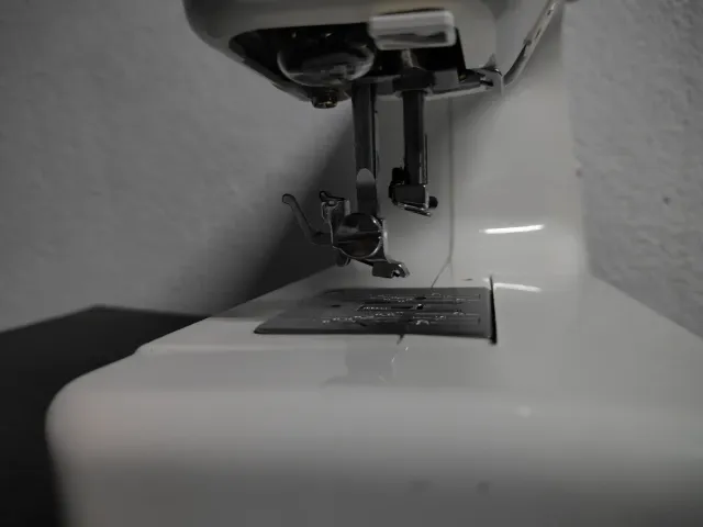 Máquina de coser blanca