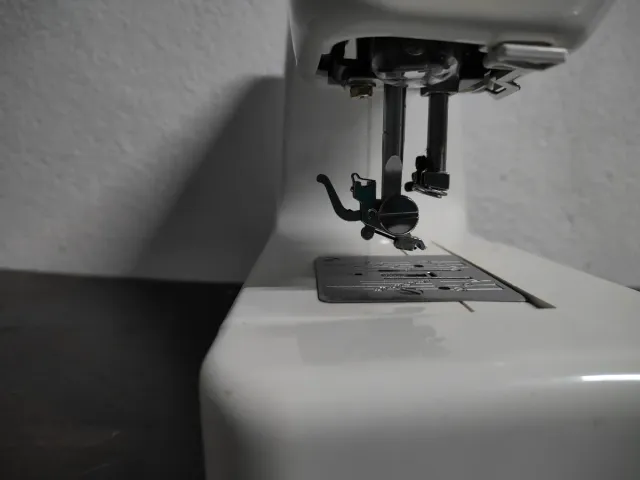 Máquina de coser blanca