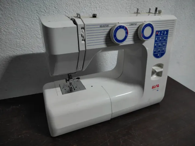 Máquina de coser blanca