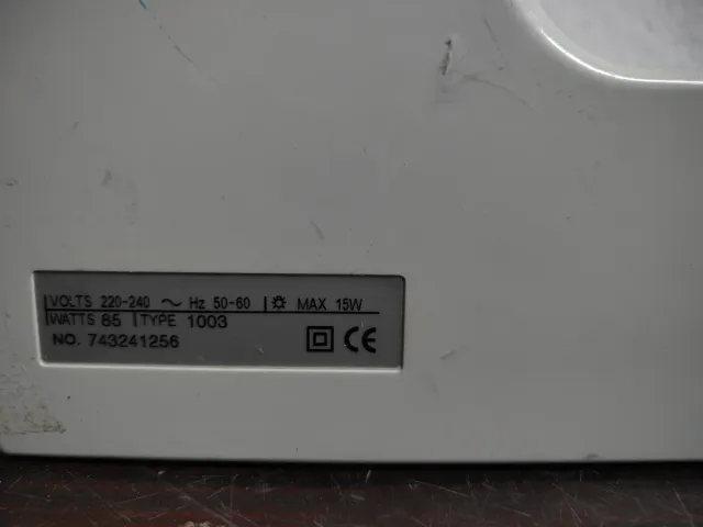 Máquina de coser blanca