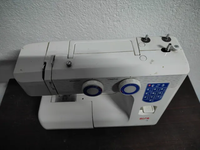 Máquina de coser blanca