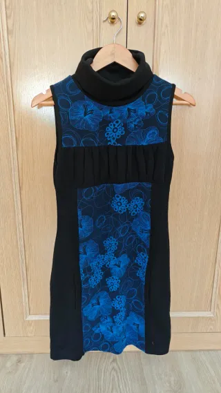 Vestido negro y azul con cuello alto