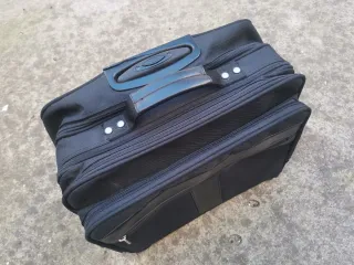 Maletín de viaje negro con ruedas