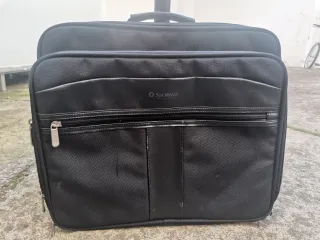 Maletín de viaje negro con ruedas