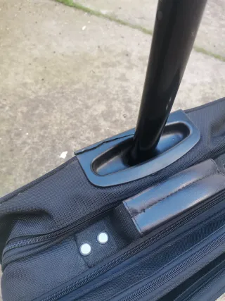 Maletín de viaje negro con ruedas