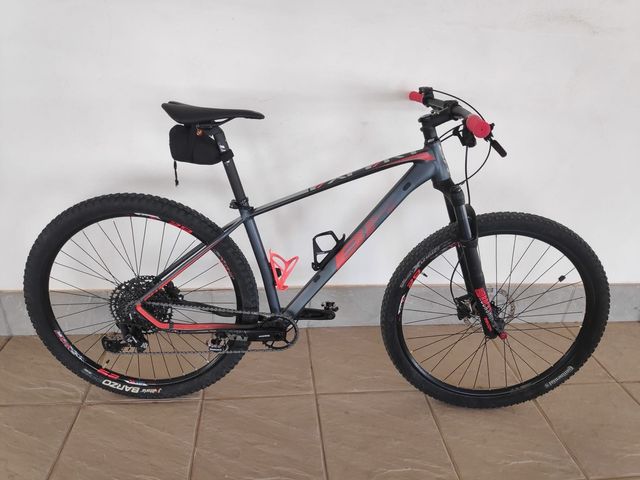 Bicicleta de Montaña Gris y Roja