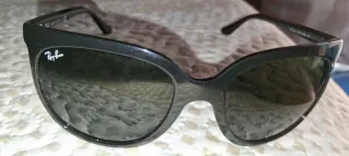 Gafas de sol negras, Ray-Ban.
