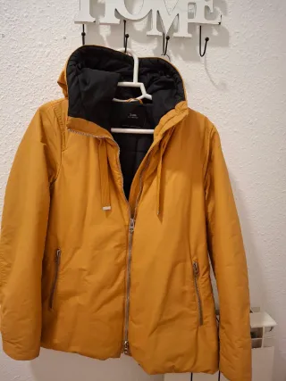 Chaqueta Zara impermeable amarilla