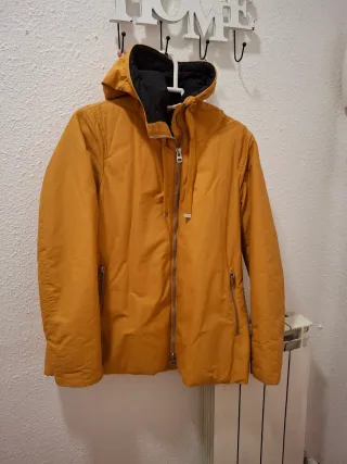 Chaqueta Zara impermeable amarilla