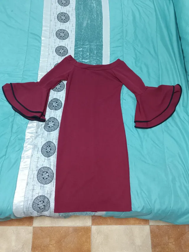 Vestido vino escotado con mangas acampanadas