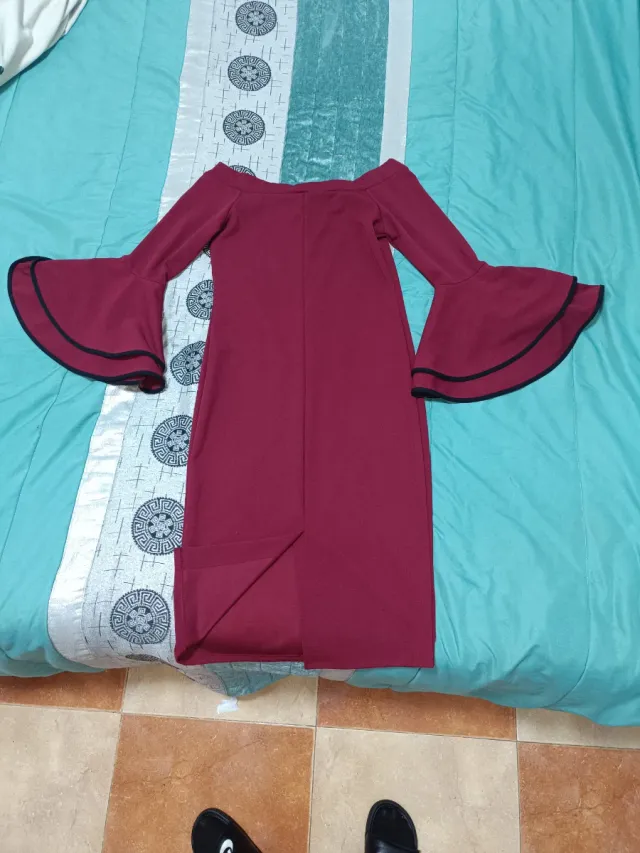 Vestido vino escotado con mangas acampanadas