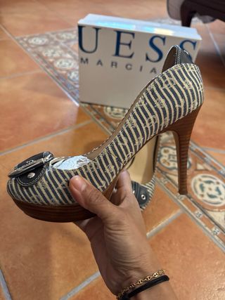 Zapatos Guess tacón rayas hebilla
