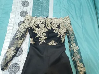 Mono negro con encaje dorado