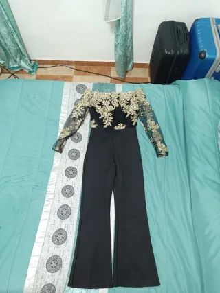 Mono negro con encaje dorado