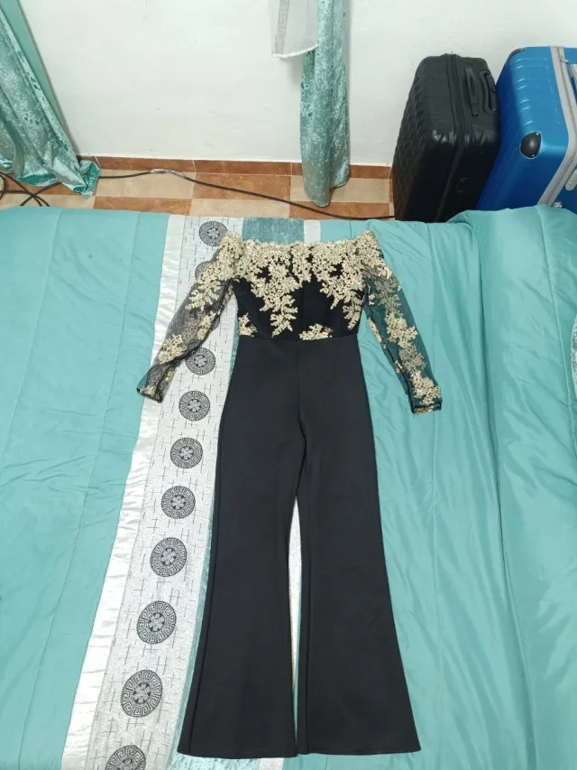 Mono negro con encaje dorado