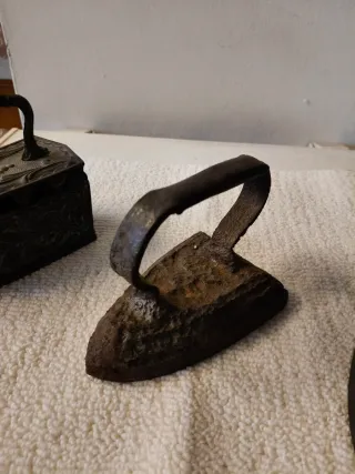 3 Ferri da stiro in ghisa antichi
