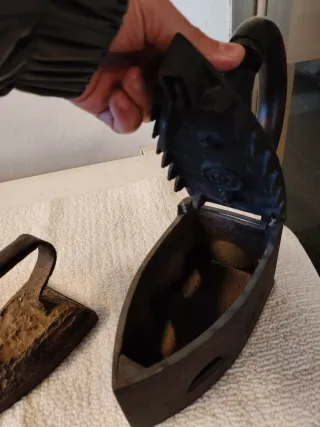 3 Ferri da stiro in ghisa antichi