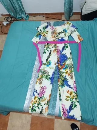 Mono floral con cinturón rosa