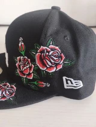 Gorra New Era LA Flores Rojas Negra