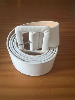 Cinturón blanco con hebilla cuadrada
