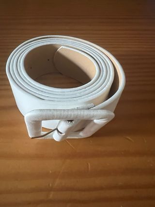 Cinturón blanco con hebilla cuadrada