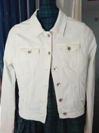 Chaqueta blanca  y celeste claro por la parte baja