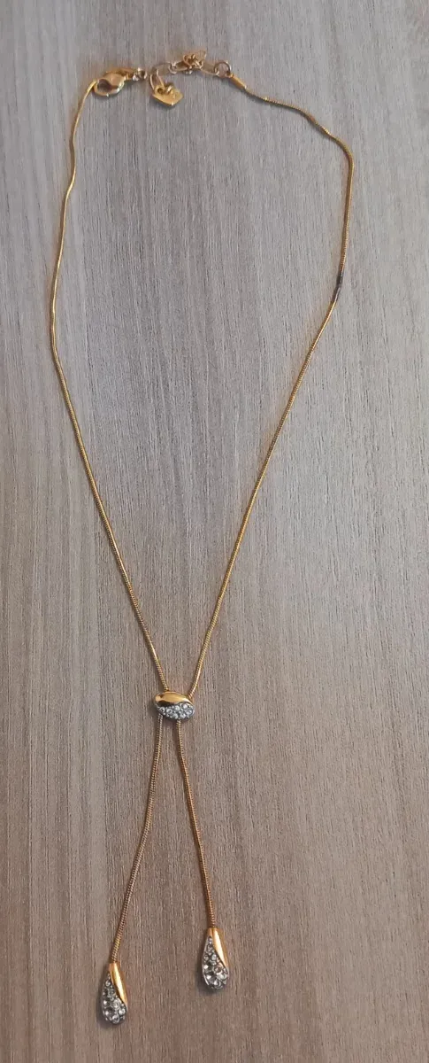 Collana color oro con ciondoli goccia