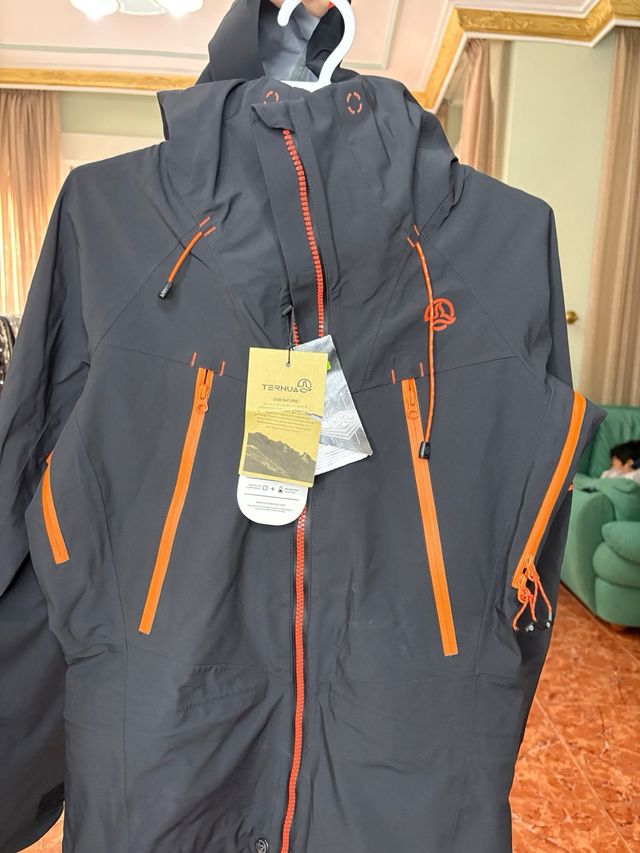 Chaqueta Ternua Negra y Naranja