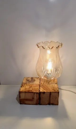 Lampada da tavolo in vetro e legno