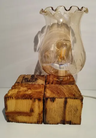 Lampada da tavolo in vetro e legno