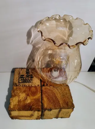 Lampada da tavolo in vetro e legno