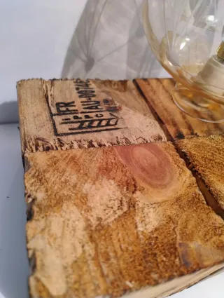 Lampada da tavolo in vetro e legno